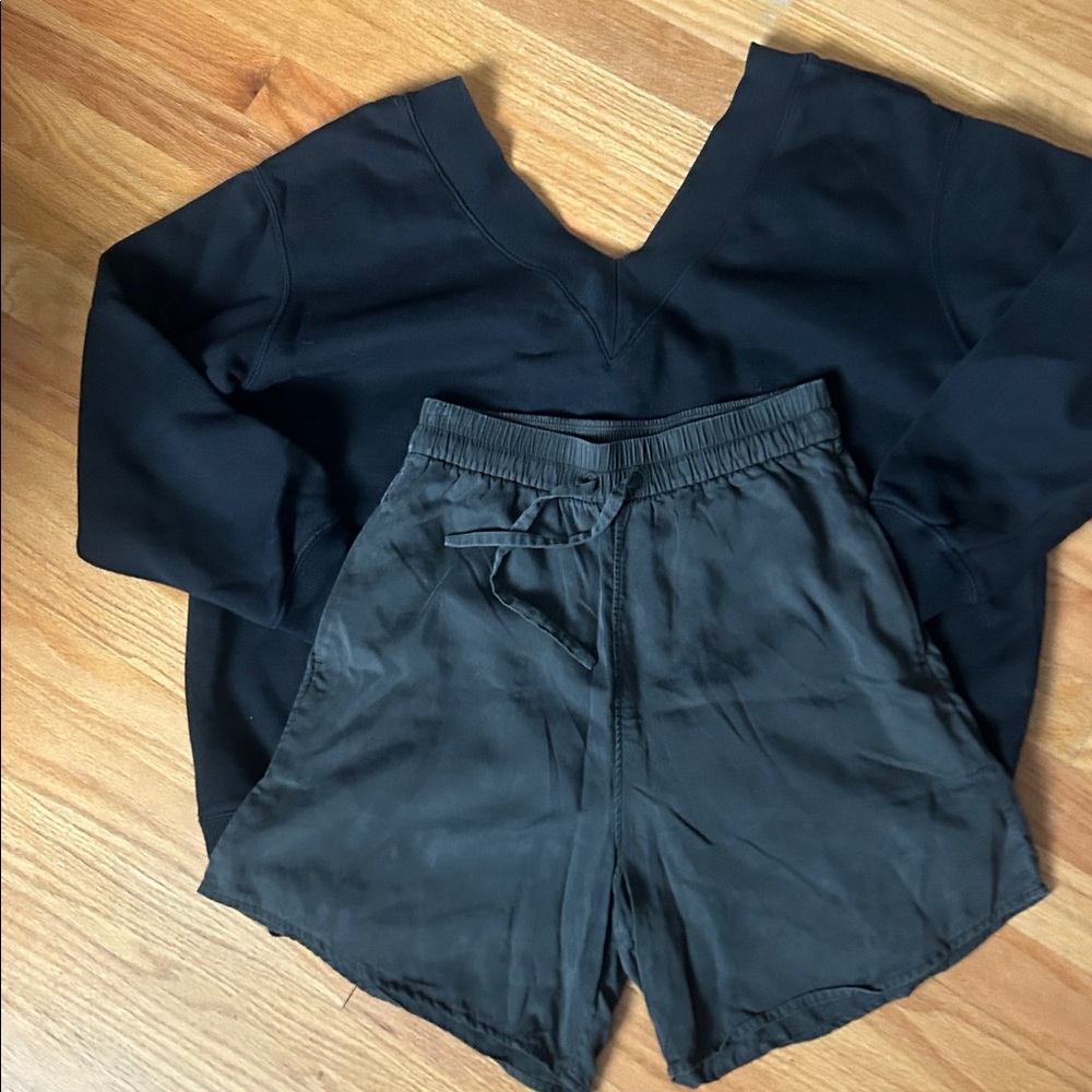 Lululemon Move Lightly Shorts size 4
Evergreen